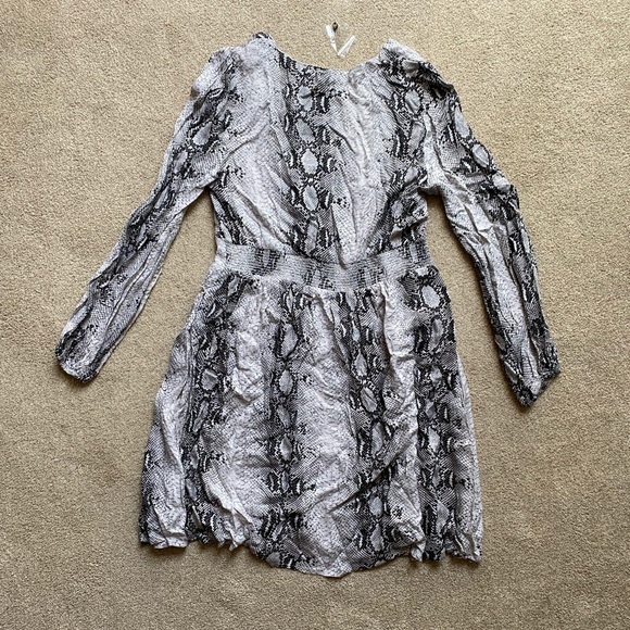 ✨HP✨ Akaiv Long Sleeve Mini Snake Print Dress - Picture 2 of 5